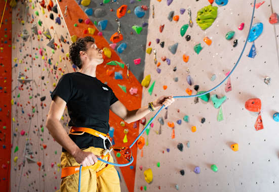 So sicherst du beim Sportklettern richtig: in der Halle und am Fels