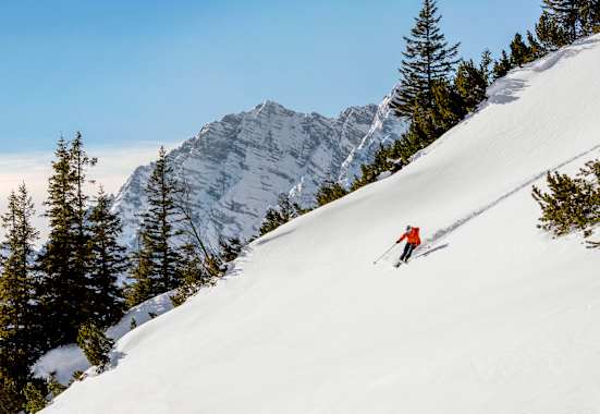 Schifahrer zieht die ersten Spuren im Neuschnee