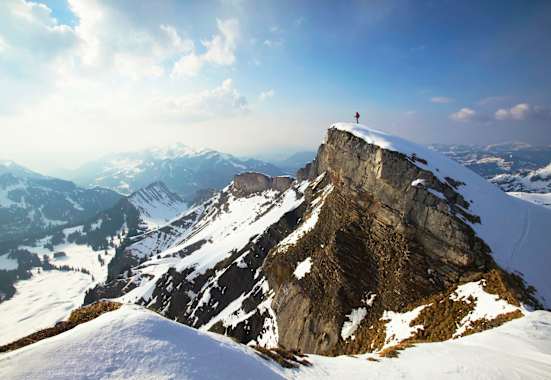 Österreich: Bergsteiger vor Alpenpanorama