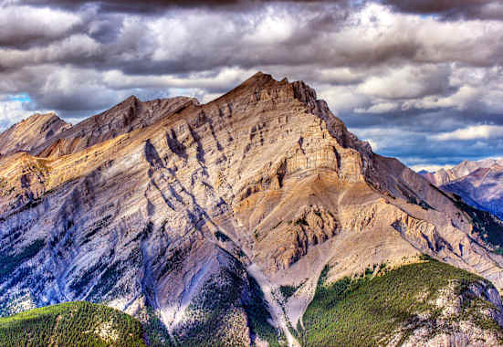 Felsiger Berg unter lila Himmel