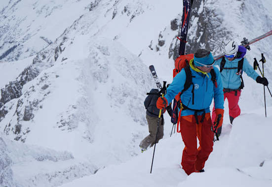 Alpine Jobs: Bergführer mit Gruppe auf Skitour