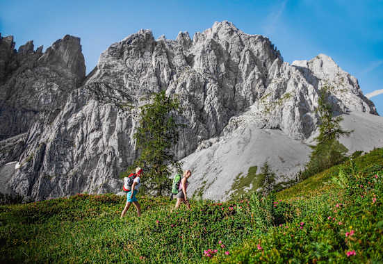 Zwei Bergsteiger am Weg zum Gipfel.