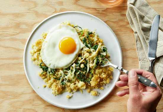 Riebelmais mit Rauke und Bergkäse