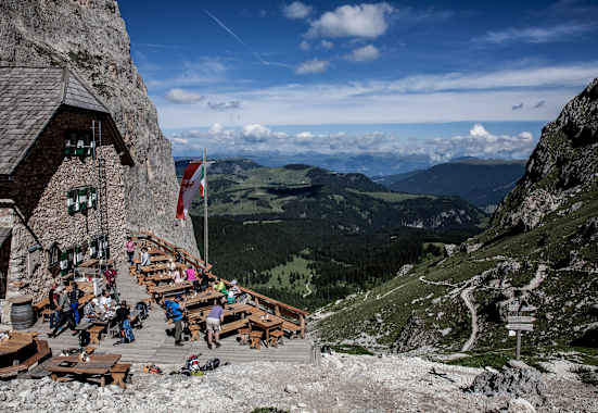 Auf der Sonnenterrasse der Langkofelhütte: die Seiser Alm zu Füßen.
