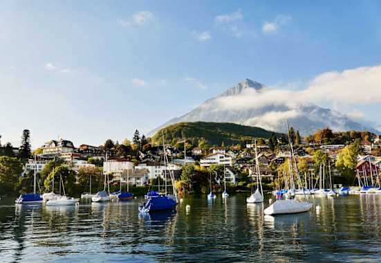 Der Thunersee mit dem Gipfel des Niesen (2.362 m) im Hintergrund