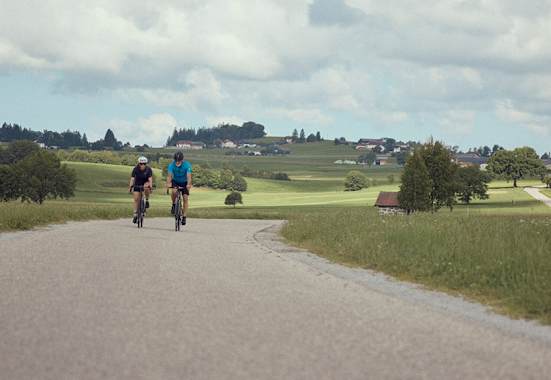 Ein Mann und eine Frau fahren mit dem Fahrrad im Mühlviertel