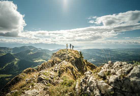 Drei Bergsteiger auf einem Gipfel der Voralpen im Kanton Freiburg.