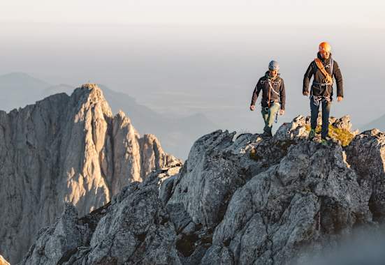 Zwei Bergsteiger überschreiten den Treffauer.