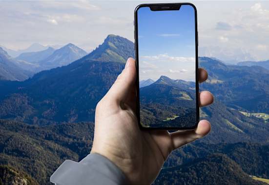 Smartphone in den Bergen