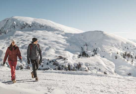 Winterspaziergang durch Meran & Umgebung: In der schneeweißen Natur entfaltet sich die unberührte Idylle, perfekt für entspannte Momente.