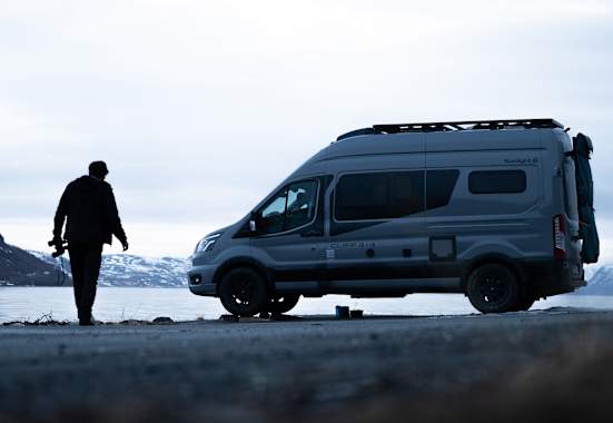 Ein Sunlight Camper steht vor einem See.