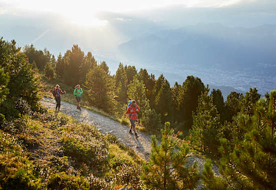 Zahlreiche Wanderwege schlängeln sich durch Innsbrucks Regionen.