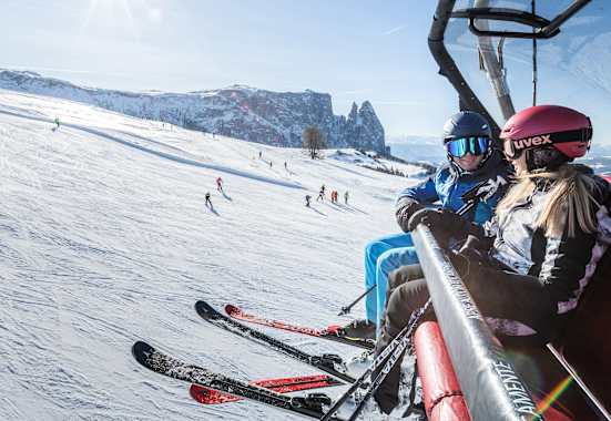 Hoch über der Piste die Seele baumeln lassen, während die Sonne auf den glitzernden Schnee scheint - das ist in der Dolomitenregion Seiser Alm möglich.