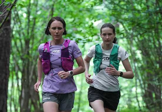 Sandra Saitner und Nici laufen im Wald.