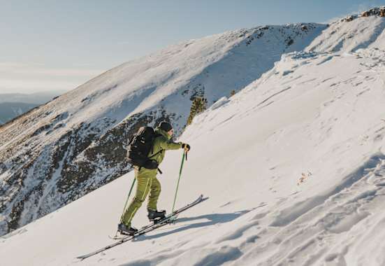 Immer am Boden bleiben: Wer die Ski bei jedem Schritt anhebt, verschenkt unnötig Energie. Viel effektiver: Ein gleichmäßiges Schlurfen. Und die g`schmackigen Salami Sticks von Loidl – sie liefern wertvolle Proteine und geben im Aufstieg Kraft.