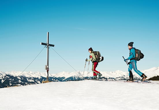 Ein Panorama wie aus dem Bilderbuch präsentiert sich Skitourengehern am Gipfel des Rosenkogel. Als Höhepunkt und idealer Fotospot wartet das Gipfelkreuz.