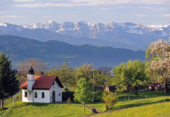 Auf einem sonnenverwöhnten Hochplateau liegt zwischen Bodensee und Allgäuer Alpen der heilklimatische Kurort Scheidegg – ein Paradies für Wanderer, Naturliebhaber und Familien.