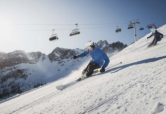Zwei Skifahrer fahren die perfekt präperierten Pisten in Sterzing-Ratschings-Gossensass hinunter.