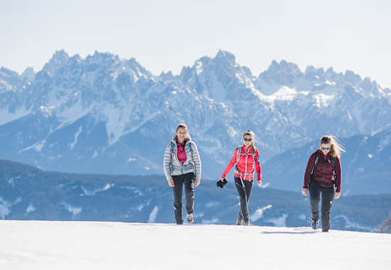 Drei Frauen beim Winterwandern im Gsiesertal
