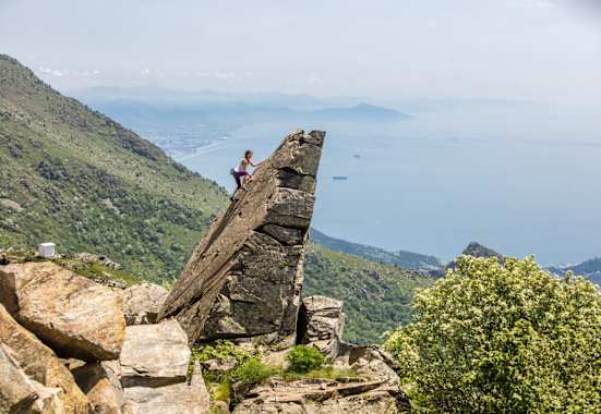 Felsnadel an der Ligurischen Küste
