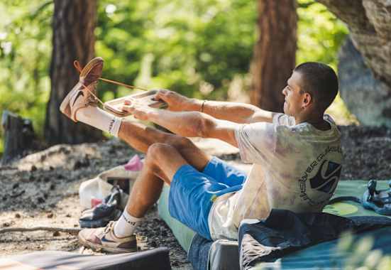 Paul Malzer beim Aufwärmen, Bouldern Wachau, Niederösterreich