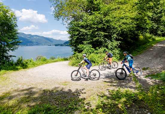 drei Mountainbiker am Ossiacher See