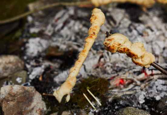 Den Teig für circa 10 Minuten über der Glut grillen