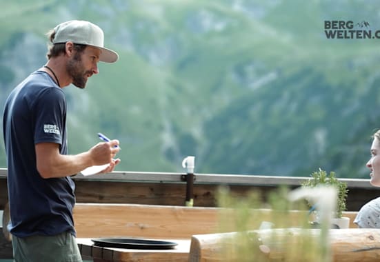 Neo-Hüttenwirt Christoph Schimpfössl beim Aufnehmen einer Bestellung