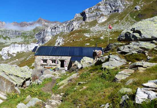 Die Binntalhütte in den Tessiner Alpen im Wallis