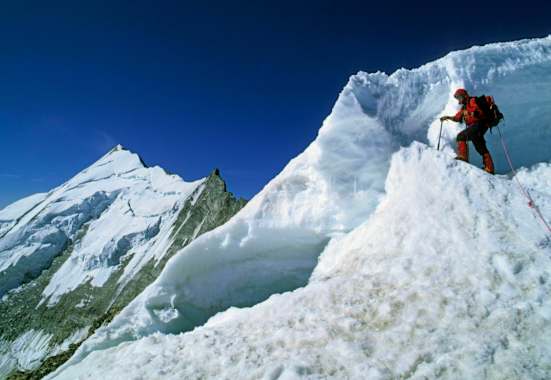 Schweiz: Bergsteigerin am Bishorn in den Walliser Alpen