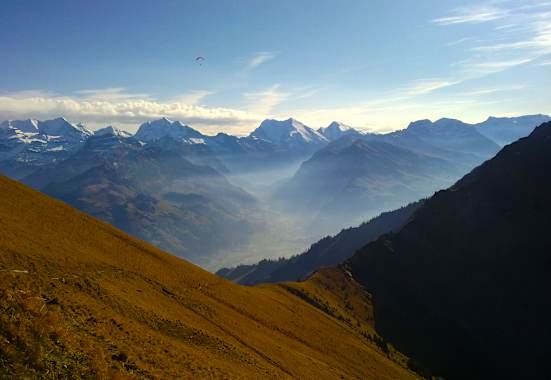 Wandern in den Berner Alpen: Blick in Richtung Kandersteg entlang der Tour auf den Niesen