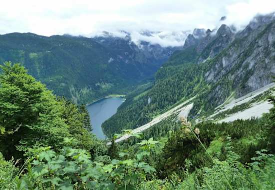 Blick von oben auf den Gosausee und die dahinter liegende Gosaulacke.