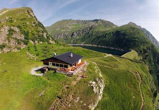 Bockhartseehütte mit See und Wiese