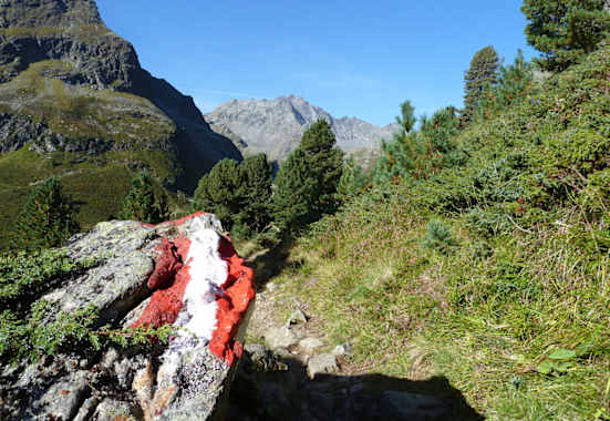 Bodenmarkierung eines Bergweges im Sellraintal in Tirol