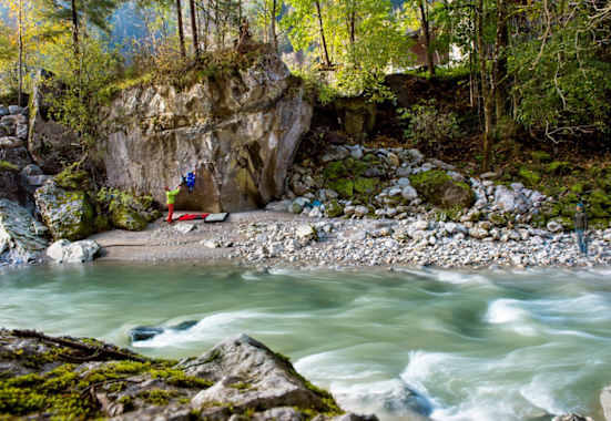In den Bouldergebieten Fuchsloch und Bach bouldert es sich dank der kühlen Saalach selbst im Sommer hervorragend