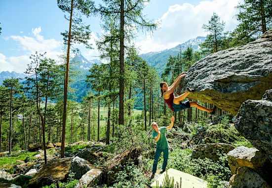 Babsi Bacher klettert einen Überhang