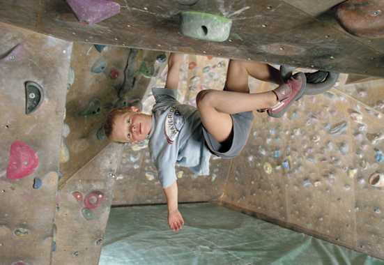 Abhängen wie die Großen: Klettertraining in der Halle zahlt sich später einmal aus