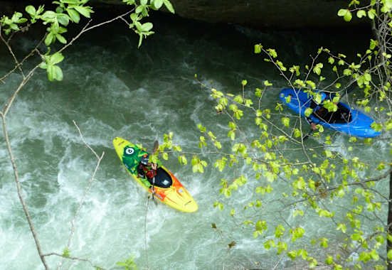 Mit dem Kajak auf wildem Wasser.
