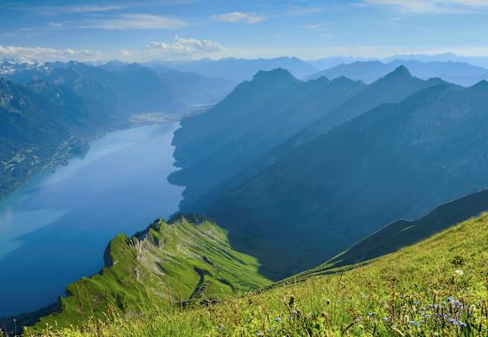 Berner Alpen: Blick auf den Brienzersee im Kanton Bern