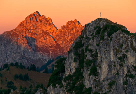 Blick vom Teufelstättkopf auf die Große Klammspitze (1.924 m) links und den Brunnenkopf (1.718 m) rechts in den Ammergauer Alpen 