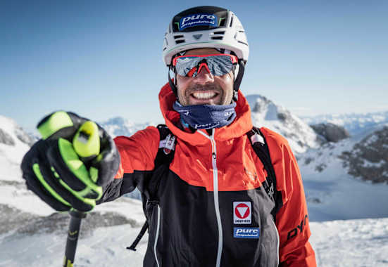 Egal wie viele Höhenmeter Anstieg noch vor ihm liegen, Jakob Herrmann hat stets einen Grinser im Gesicht. Hier auf Skitour im Tennengebirge