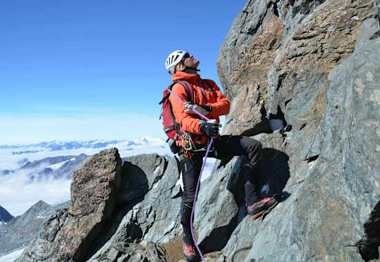 Roman Dirnböck ist seit über 30 Jahren als Bergführer tätig. Unterwegs am Stüdlgrat zum Gipfel des Großglockner (3.798 m)