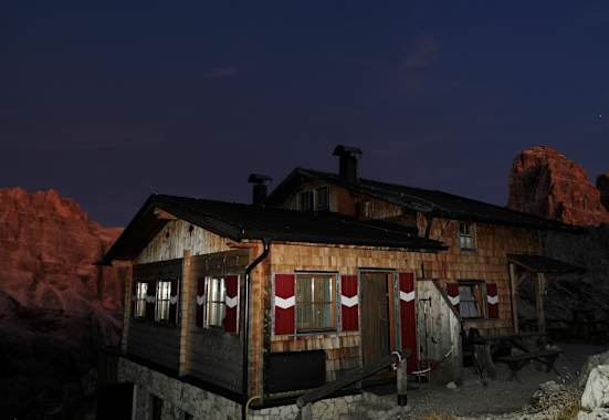 Büllelejochhütte in den Dolomiten in Südtirol bei Nacht