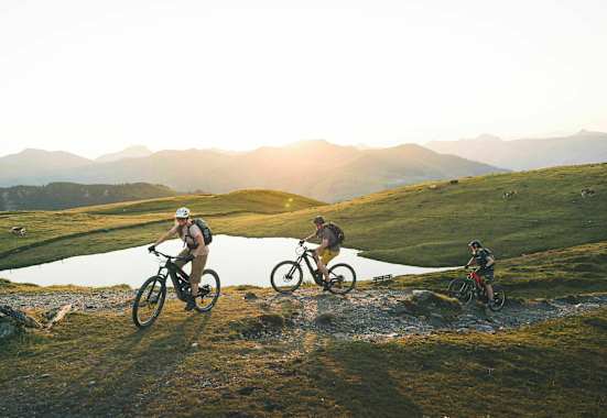 Spüre den Fahrtwind und die goldene Herbstsonne auf deiner Haut – bei der E-Bike Experience in Saalbach Hinterglemm Leogang Fieberbrunn steht das Erlebnis im Vordergrund.