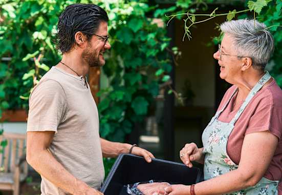 Martin Temmel übergibt Fisch an Ilse Blachfellner-Mohri.