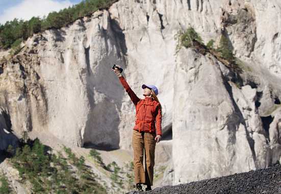 Die Auswahl an Outdoor-Bekleidung und Ausrüstung bei Zalando ist riesig: Da findet man alles, was man braucht. Rucksack: Norrøna, Jacke: Patagonia, Hose: Patagonia, Kappe: Peak Perfomance - alles via Zalando.