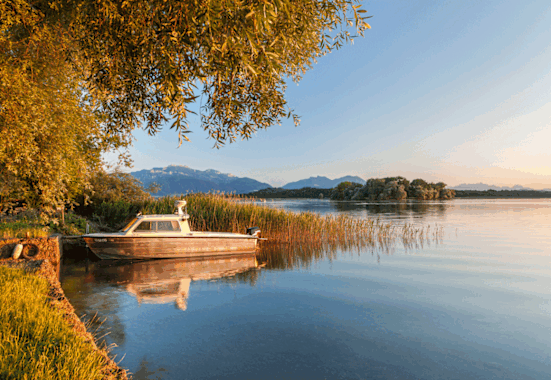 Campen am bayerischen Chiemsee mit den Chiemgauer Alpen und der Fraueninsel im Hintergrund