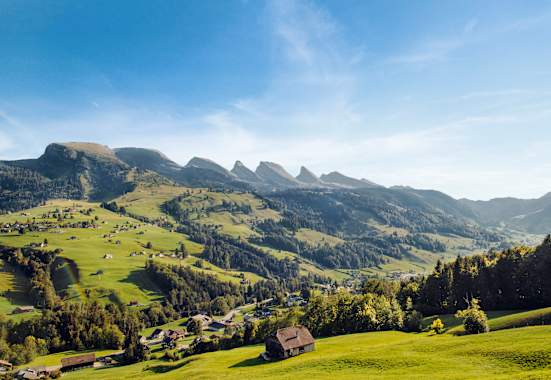 Die sieben Berge bei strahlendem Sonnenschein.