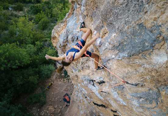 Sportklettern für Anfänger: Ausrüstung, Technik & der Weg an den Fels
