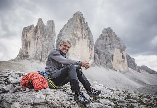 Peter Habeler vor den Drei Zinnen